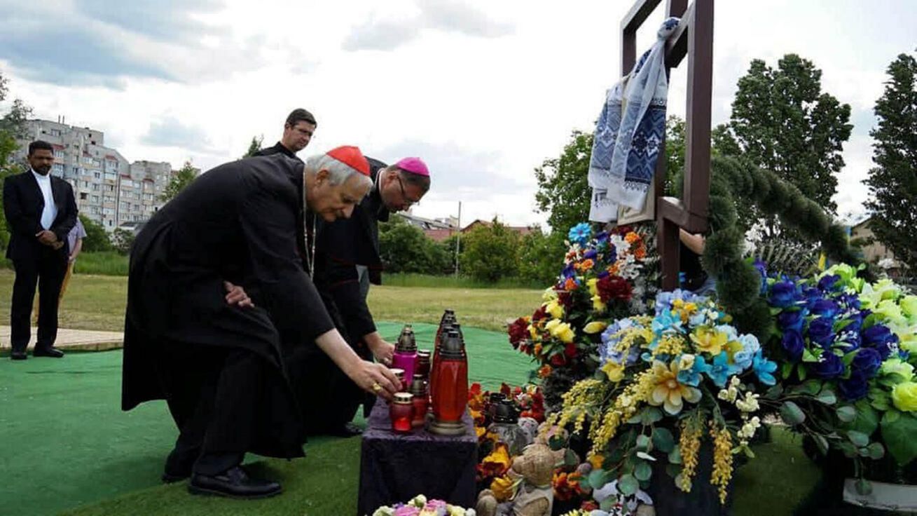 image:Image „Je to strašné. Spravedlnost musí existovat a zlo musí být postaveno před soud,“ reagoval papežský vyslanec, kardinál Matteo Zuppi (na snímku v popředí) při návštěvě v Buči na vyprávění příběhů z okupace. Papeži odtud dovezl pamětní minci.