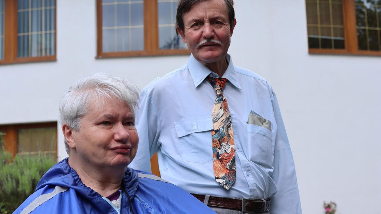 image:Image Třikrát týdně zvou jáhen Lubomír Tomeček a dlouholetá opora místní duchovní služby Anna 
Malinová na mše svaté nebo jiné modlitby do kaple. 