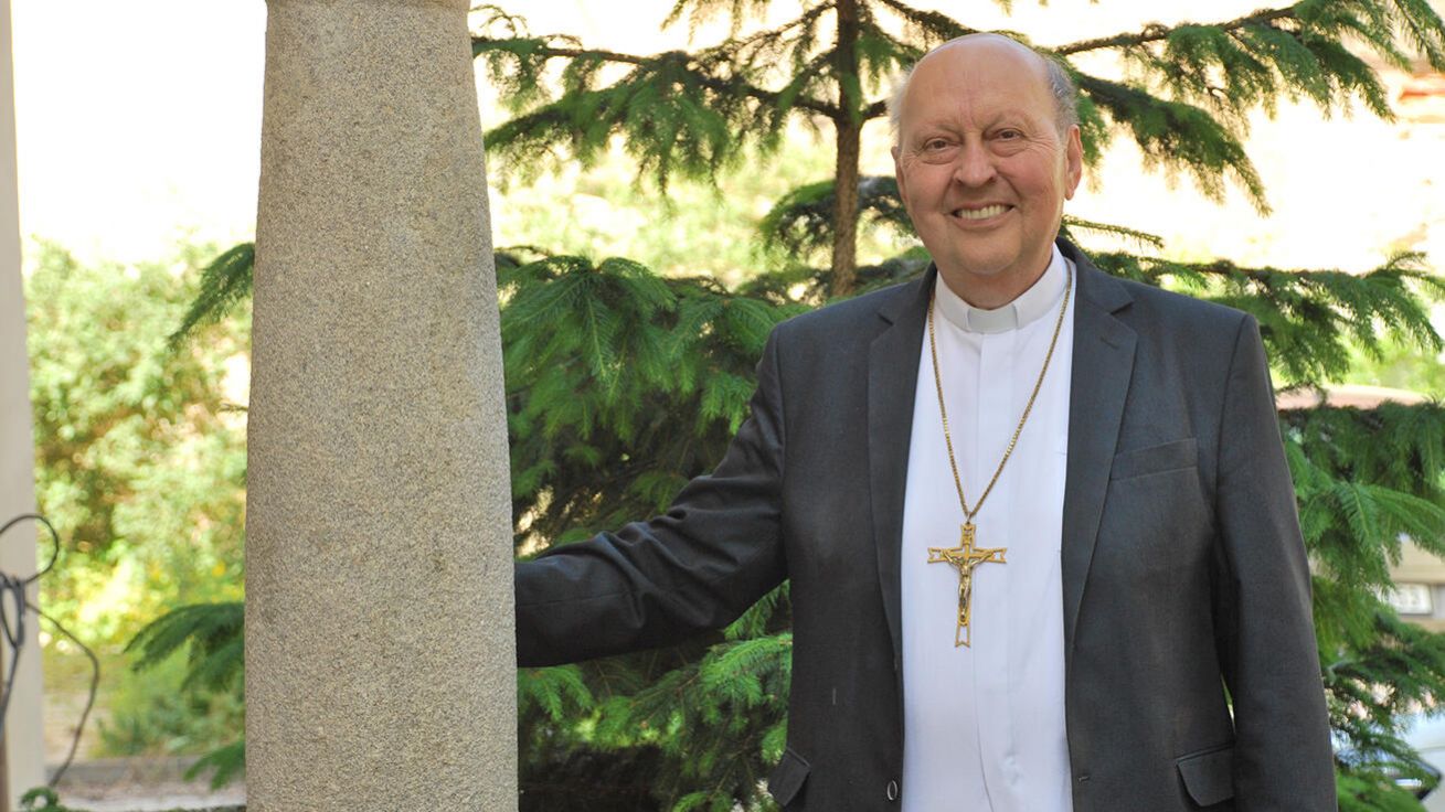 image:Image „Nestačím Bohu i lidem děkovat za to, jaký mohu žít hezký život,“ bilancuje biskup Pavel Posád svých sedmdesát let.