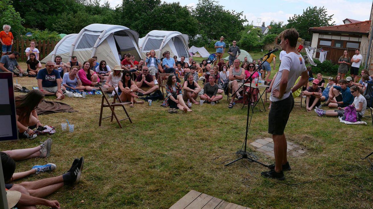 image:Image Součástí Holostoku byla nejen hudební vystoupení, ale i divadlo či slam poetry. Zakončila jej mše sv. ve zdejším kostele.