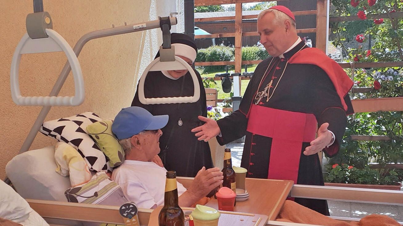 image:Image Biskup navštívil pacienty hospice.