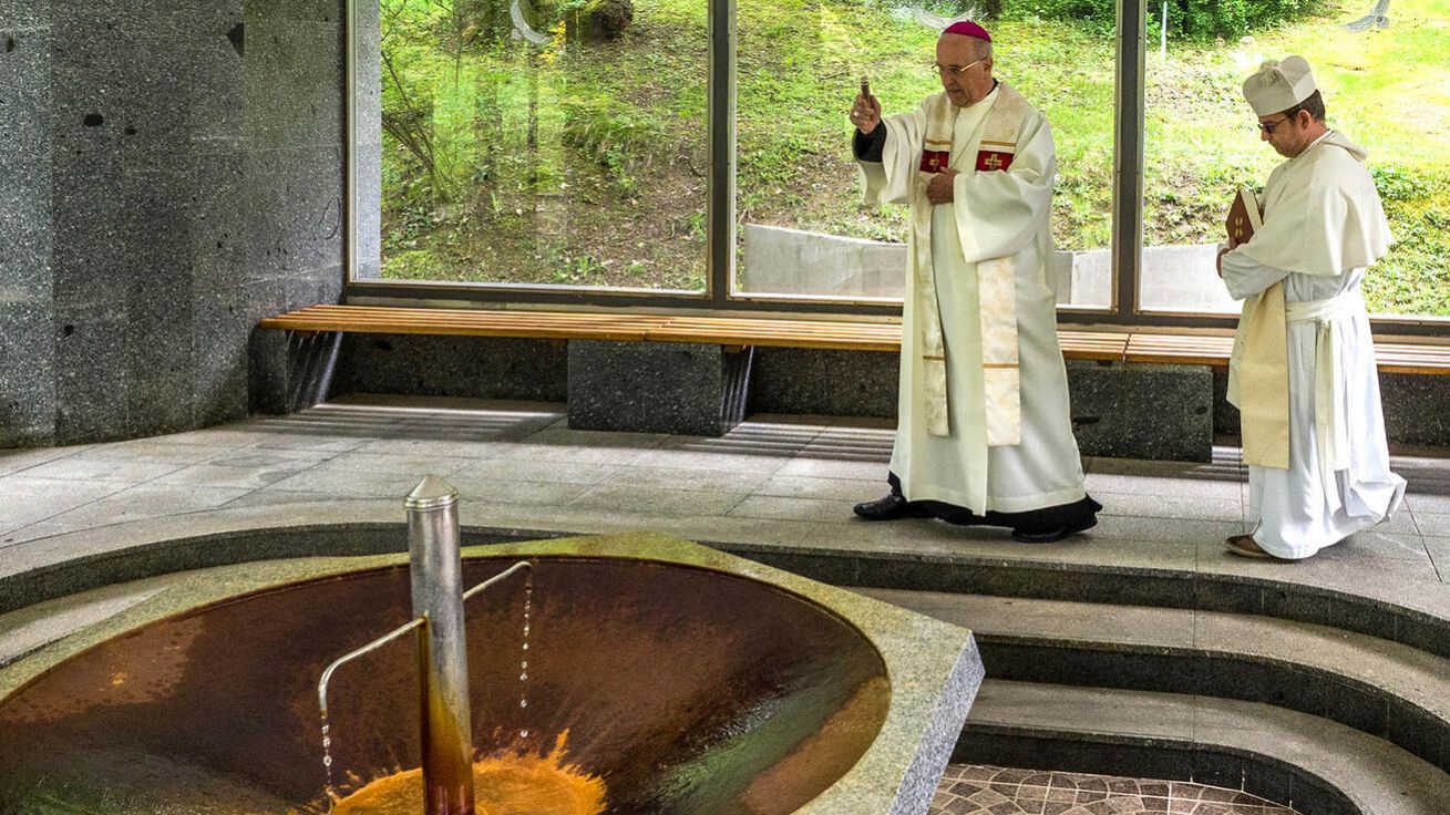 image:Image Žehnání pramenů v Konstantinových lázních v roce 2017. Po přesídlení do Karlových Varů se biskup František k této pobožnosti vrátil.