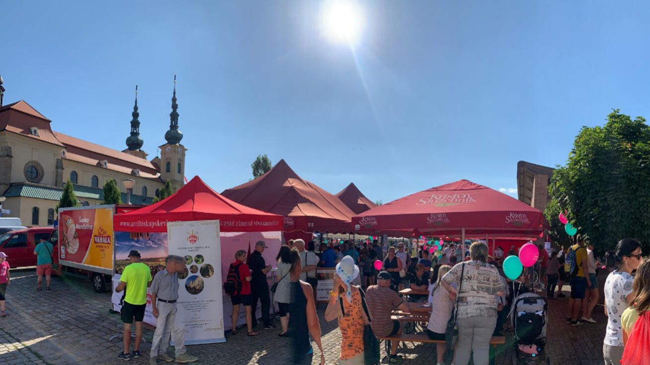 image:Image Velehradský stánek společnosti Kristýn služebník, kam mohou soutěžící nosit své obrázky, případně přispět Cestě 121 svým darem.