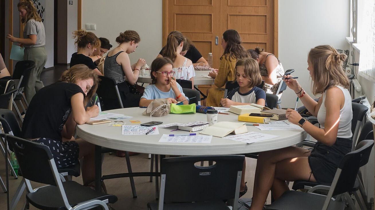 image:Image Na jednom z workshopů se účastníci naučí třeba vyzdobit si Bibli.