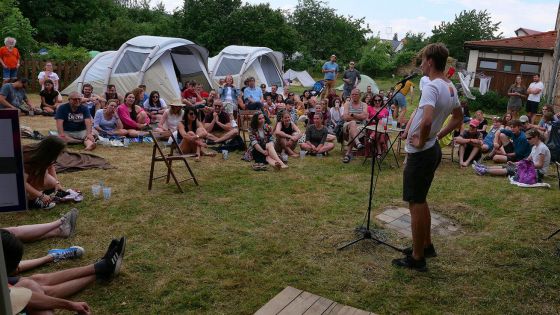 image:Image Součástí Holostoku byla nejen hudební vystoupení, ale i divadlo či slam poetry. Zakončila jej mše sv. ve zdejším kostele.