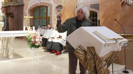 image:Image Otmar Oliva na závěr předal farnosti misku ve tvaru mušle, kterou může kněz používat při křtu.