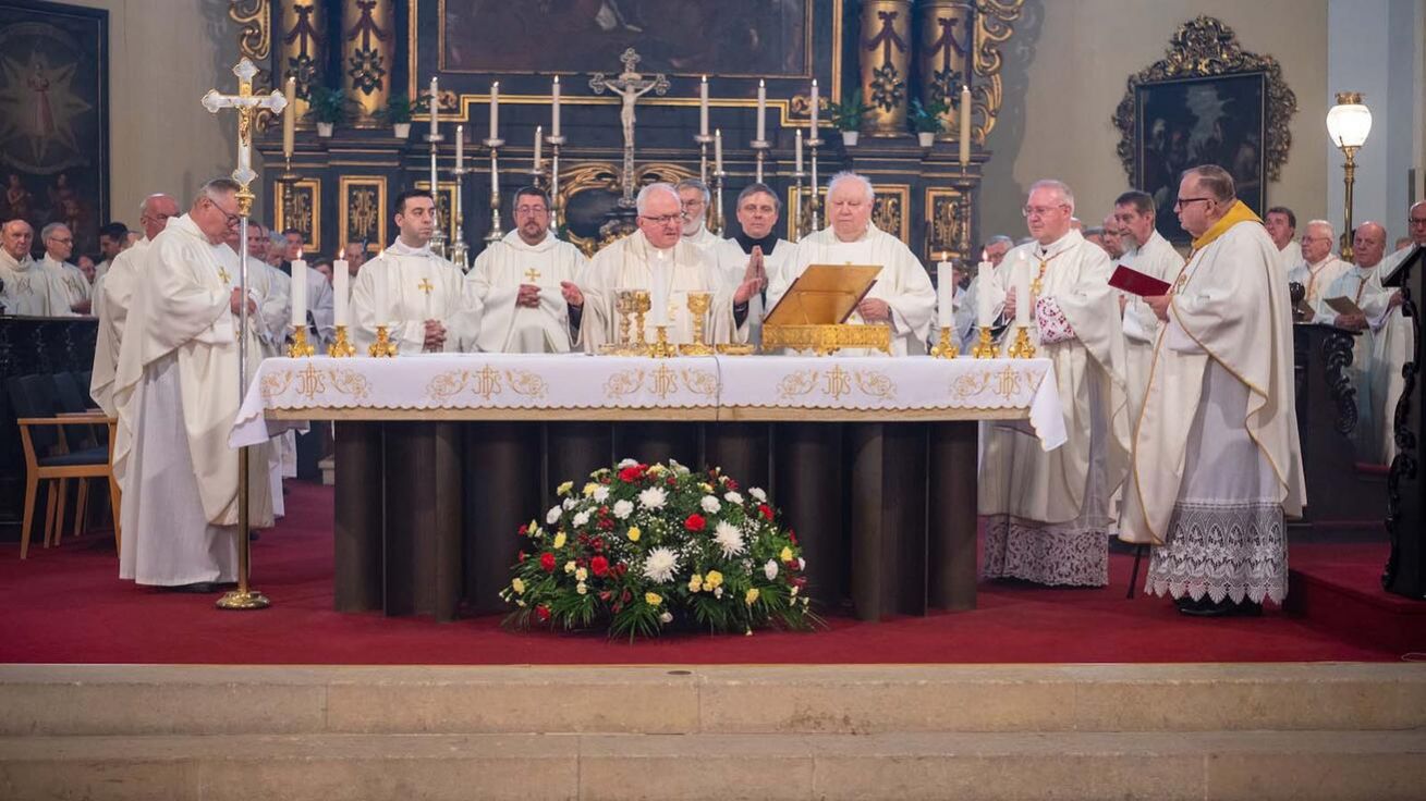 image:Image Biskup Jan Baxant oslavil 50 let kněžství. Zlaté kněžské jubileum si připomněl 23. června v katedrále sv. Štěpána s více než šesti stovkami gratulantů. Mši sv. koncelebrovali chargé d’affaires Apoštolské nunciatury Mons. Giuseppe Silvestrini, biskupův bratr P. Pavel Baxant OCr., Mons. Michael Slavík, Mons. Martin Davídek a další duchovní z diecéze. Slavnost doprovodil teplický orchestr Collegium hortense a sbor Jana Zástěry. Biskup Baxant letos oslaví i 75. narozeniny a 15 let biskupské služby.