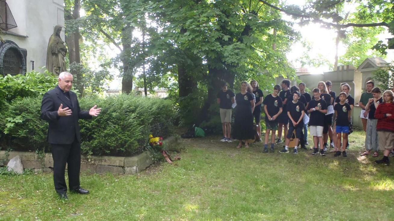 image:Image Biskup Vlastimil Kročil se studenty a dalšími návštěvníky pietní akce si připomněli památku biskupa J. V. Jirsíka u jeho hrobu.