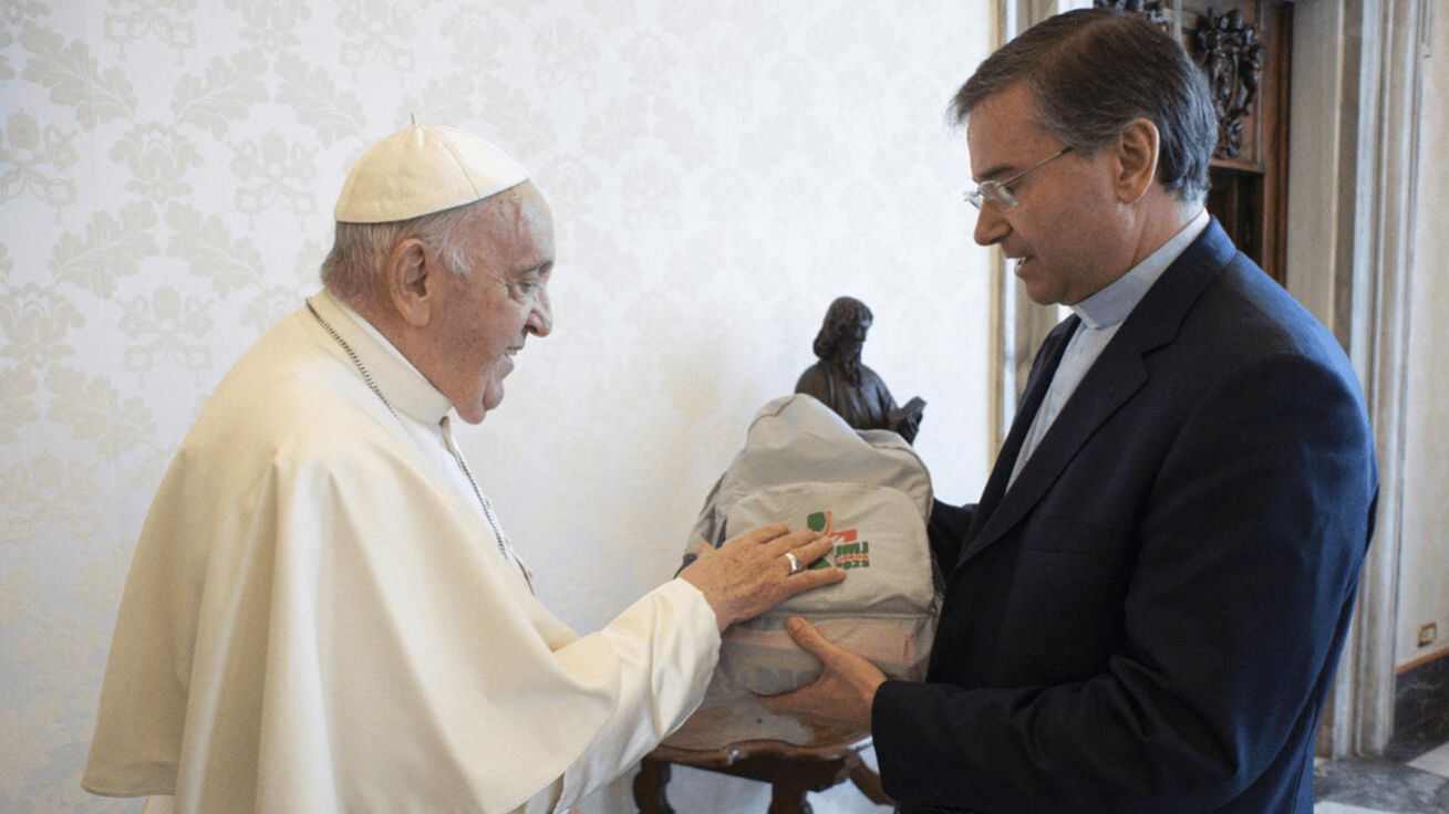 image:Image „DO SETKÁNÍ V LISABONU ZBÝVÁ JEŠTĚ ČTYŘICET DNÍ, jako v postní době. Já jsem připraven! Už mám vše nachystané a nemohu se dočkat,“ řekl papež ve videu pro účastníky Světového setkání mládeže v Lisabonu (1.–6. srpna). Ujistil, že lékaři mu cestu povolili, a ukázal batoh, který dostal od lisabonského biskupa. Poděkoval také všem, kteří se podílejí na přípravách. „Pokračujte s odvahou. Uvidíme se v Lisabonu!“ Na setkání se chystá více než 540 tisíc lidí, z Česka se vyprav í více než tři tisíce mladých lidí s devíti biskupy.