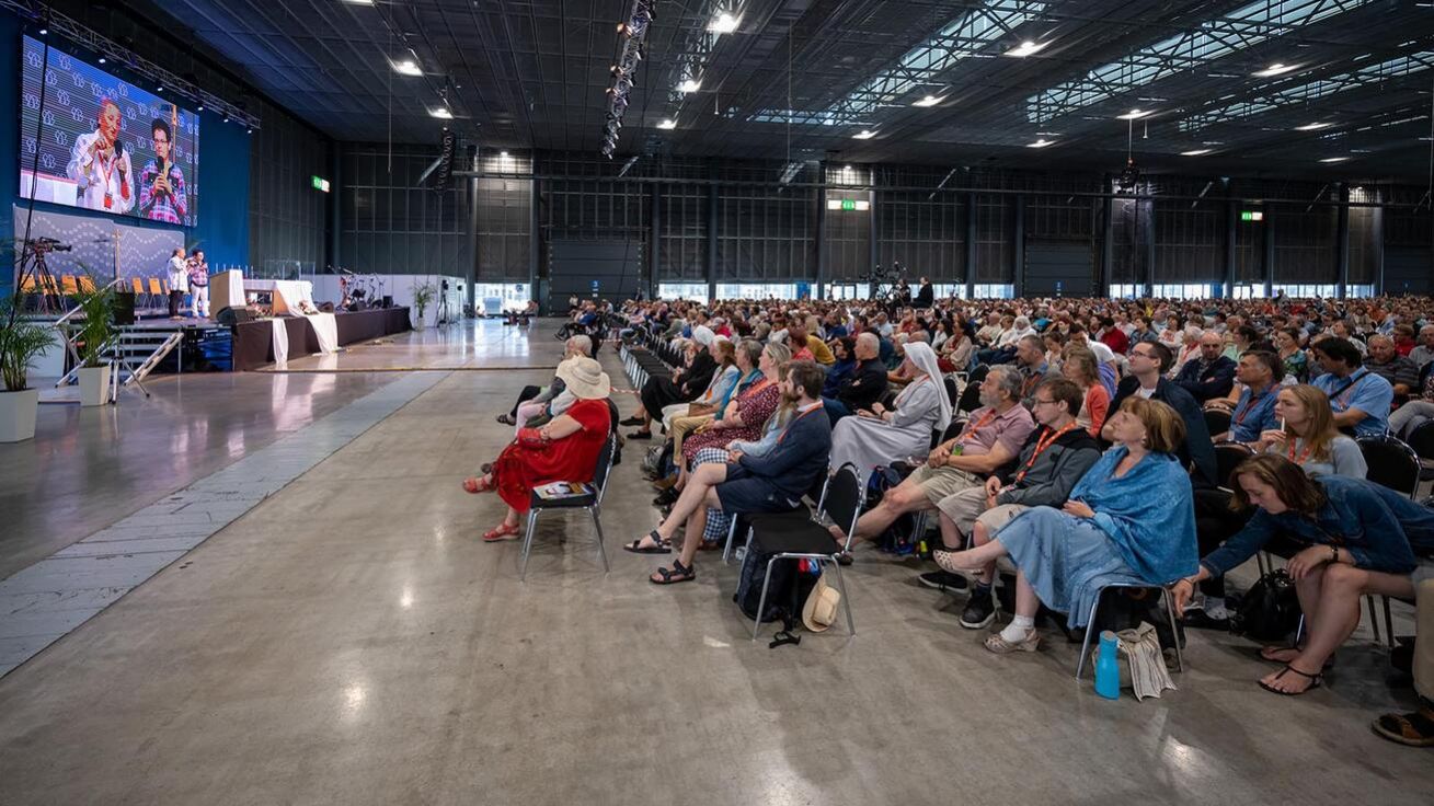 image:Image Hlavní program se koná ve velké klimatizované hale.