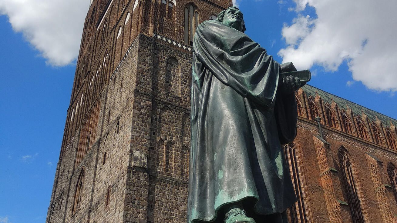 image:Image Socha Martina Luthera před St. Marienkirche, původně dominikánským kostelem, který byl na konci války zdevastován, ve východoněmeckém Prenzlau.