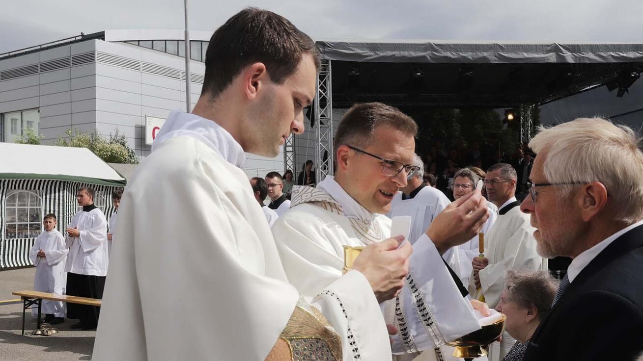 image:Image Novokněz podal nejdříve svaté přijímání svým nejbližším příbuzným.