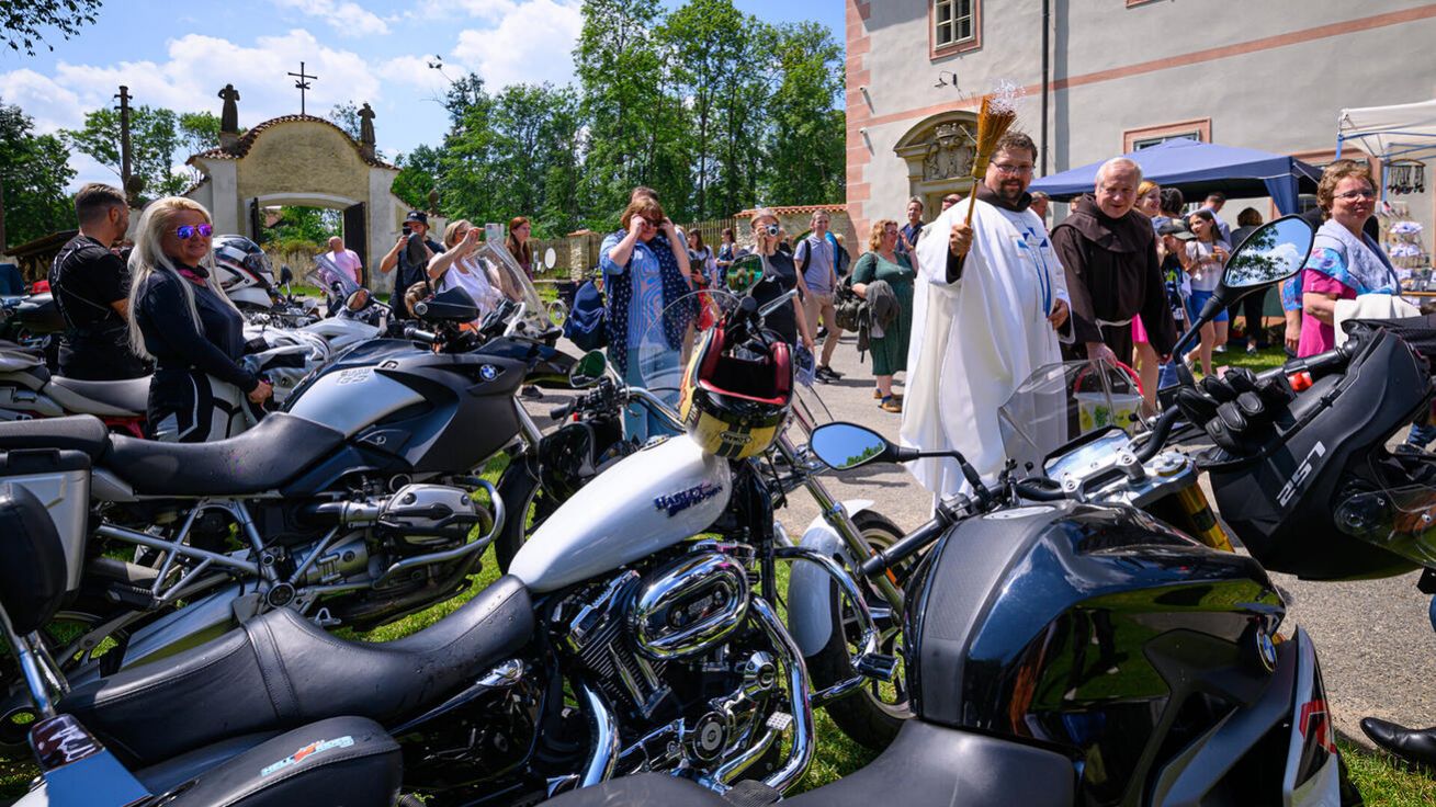 image:Image Poutní mši svatou s žehnáním dopravních prostředků sloužil v klášteře Hájek P. Eliáš Paseka OFM. Zastoupení dopravních prostředků bylo opravdu pestré: od dětských odstrkovadel přes kola, motorky a auta až po traktory.