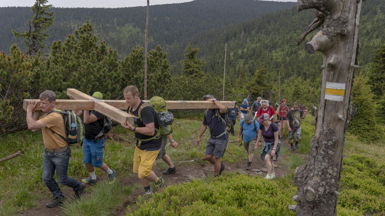 image:Image Na vrchol ve výšce přes 1 300 metrů nad mořem vynesli lidé kříž na vlastních ramenou.