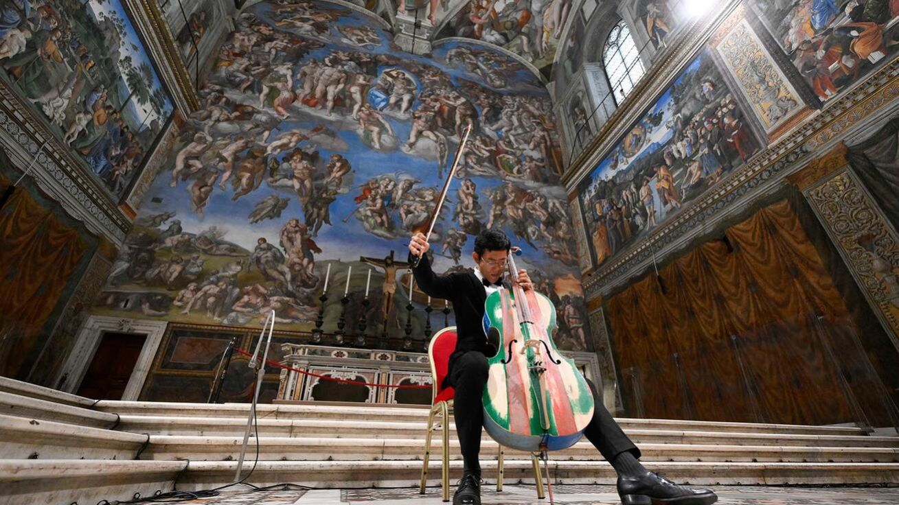 image:Image O hudební doprovod setkání se postaral violoncellista s nástrojem vyrobeným z vraků migrantských lodí.