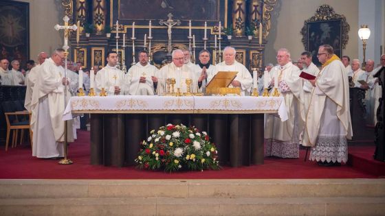 image:Image Biskup Jan Baxant oslavil 50 let kněžství. Zlaté kněžské jubileum si připomněl 23. června v katedrále sv. Štěpána s více než šesti stovkami gratulantů. Mši sv. koncelebrovali chargé d’affaires Apoštolské nunciatury Mons. Giuseppe Silvestrini, biskupův bratr P. Pavel Baxant OCr., Mons. Michael Slavík, Mons. Martin Davídek a další duchovní z diecéze. Slavnost doprovodil teplický orchestr Collegium hortense a sbor Jana Zástěry. Biskup Baxant letos oslaví i 75. narozeniny a 15 let biskupské služby.