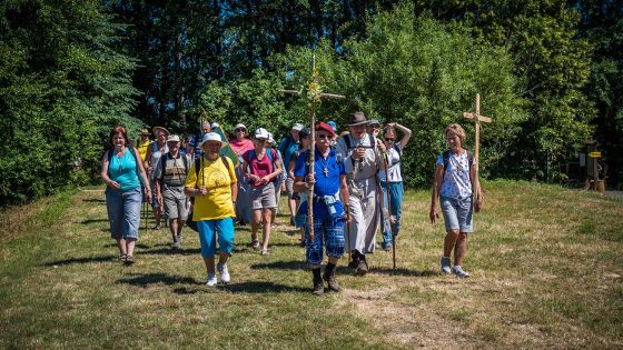 image:Image Poutníci chodí na Velehrad za sv. Cyrilem a Metodějem každoročně několik dní ze Svatého Kopečka u Olomouce a ze Svatého Hostýna.