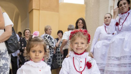 image:Image Desáté celostátní setkání Čechů a Slováků z Banátských hor proběhlo ve Skalné 24. června. Slavnostní mši v kostele sv. Jana Křtitele celebrovali biskup Tomáš Holub a Mons. Josef Žák. Následoval program, který zahájil průvod městem, vystoupení tanečního souboty Trnky-Brnky ze Skalné, pěveckého souboru Luběnky a další. Večerní zábavu doprovázela skupina Bohemia z Gerniku.