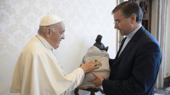 image:Image „DO SETKÁNÍ V LISABONU ZBÝVÁ JEŠTĚ ČTYŘICET DNÍ, jako v postní době. Já jsem připraven! Už mám vše nachystané a nemohu se dočkat,“ řekl papež ve videu pro účastníky Světového setkání mládeže v Lisabonu (1.–6. srpna). Ujistil, že lékaři mu cestu povolili, a ukázal batoh, který dostal od lisabonského biskupa. Poděkoval také všem, kteří se podílejí na přípravách. „Pokračujte s odvahou. Uvidíme se v Lisabonu!“ Na setkání se chystá více než 540 tisíc lidí, z Česka se vyprav í více než tři tisíce mladých lidí s devíti biskupy.