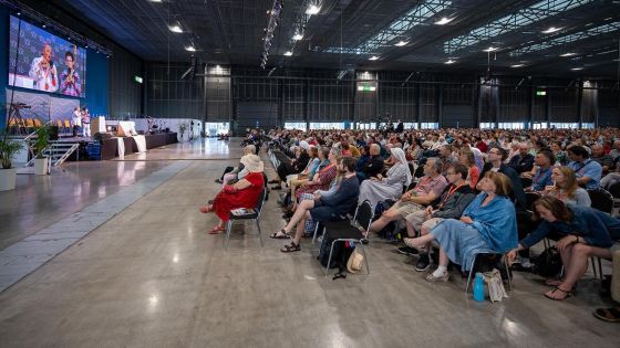 image:Image Hlavní program se koná ve velké klimatizované hale.