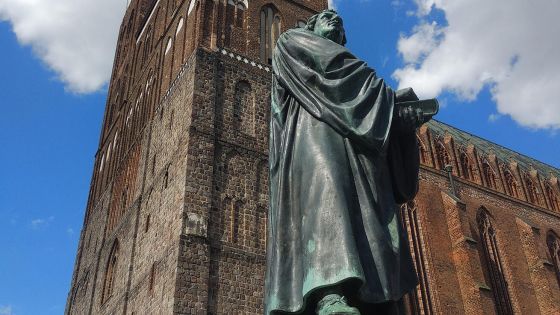 image:Image Socha Martina Luthera před St. Marienkirche, původně dominikánským kostelem, který byl na konci války zdevastován, ve východoněmeckém Prenzlau.