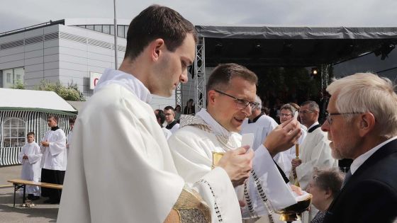 image:Image Novokněz podal nejdříve svaté přijímání svým nejbližším příbuzným.