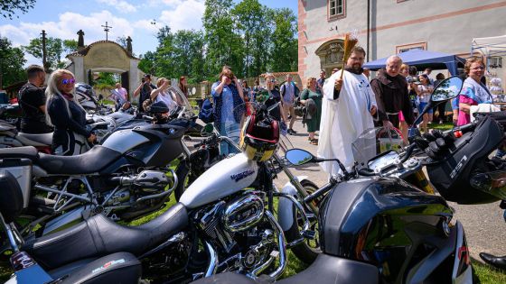 image:Image Poutní mši svatou s žehnáním dopravních prostředků sloužil v klášteře Hájek P. Eliáš Paseka OFM. Zastoupení dopravních prostředků bylo opravdu pestré: od dětských odstrkovadel přes kola, motorky a auta až po traktory.