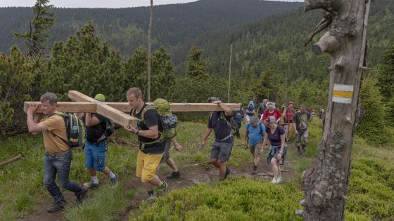 image:Image Na vrchol ve výšce přes 1 300 metrů nad mořem vynesli lidé kříž na vlastních ramenou.