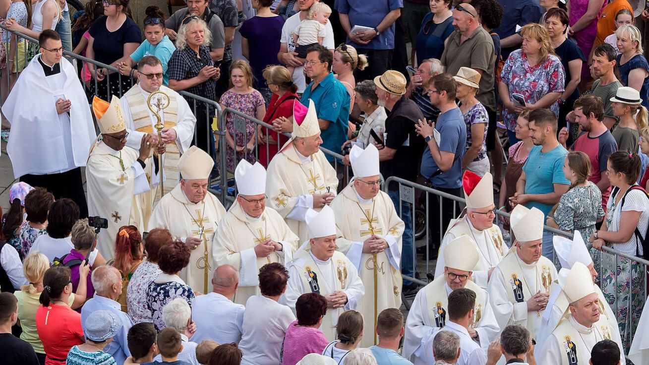 image:Image Biskupové v liturgickém průvodu při velehradské pouti.