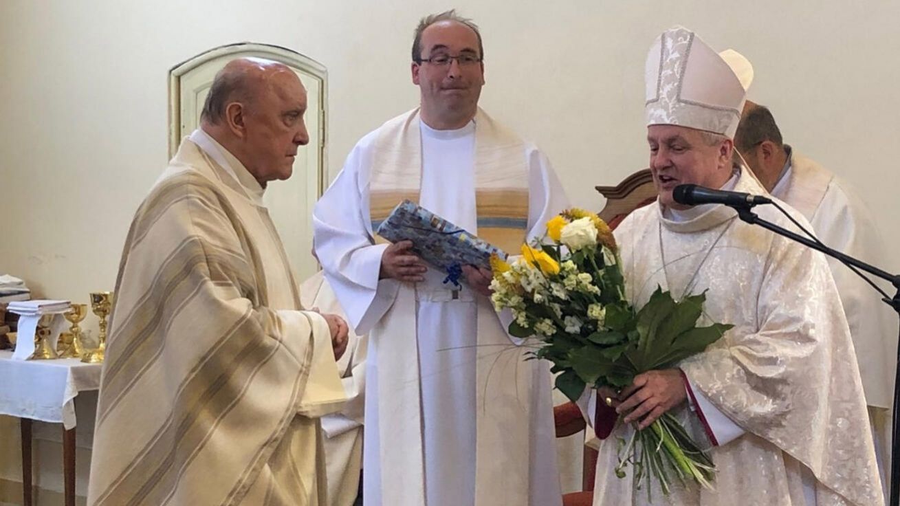 image:Image Do plného kostela v Předhradí přijel poděkovat Mons. Josefu Sochovi za jeho celoživotní službu královéhradecké diecézi i diecézní biskup Jan Vokál.