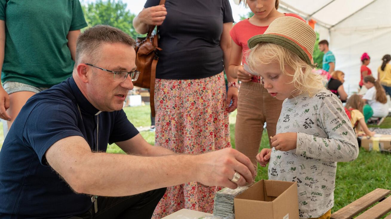 image:Image Biskup Martin David se na jednom z 26 stanovišť podílel na programu. Děti se spolu s ním zamýšlely nad tématem setkání - jak sdílet naději.