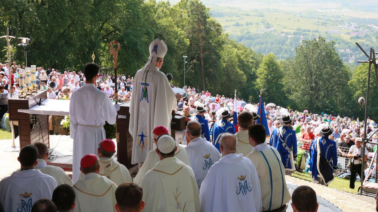 image:Image První mariánská kaple vyrostla na vrcholu nad Levočou už ve 13. století. Letos na přelomu června a července Mariánskou horu navštívilo na půl milionu poutníků. Hlavní bohoslužbu sloužil 2. července pražský arcibiskup Jan Graubner.