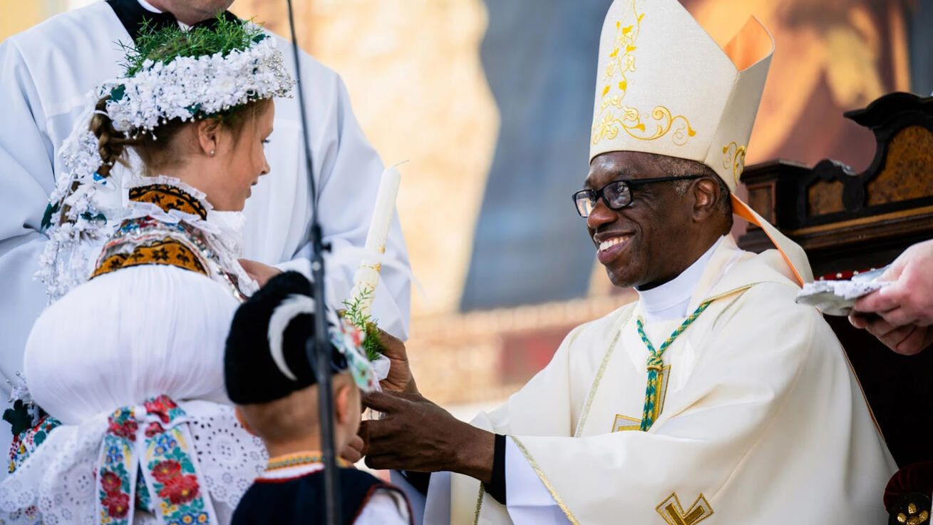 image:Image Hlavním celebrantem poutní mše sv. byl apoštolský nuncius Jude Thaddeus Okolo, který v ČR působí p rávě rok. Při mši prokázal svou dobrou znalost češtiny, kterou poutníci odměnili potleskem.
