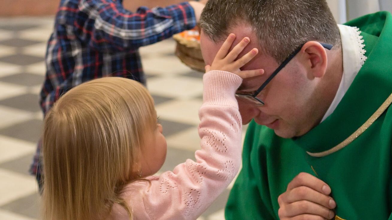 image:Image Se svým kaplanem P. Dominikem Kovářem se rozloučili věřící v Holešově.