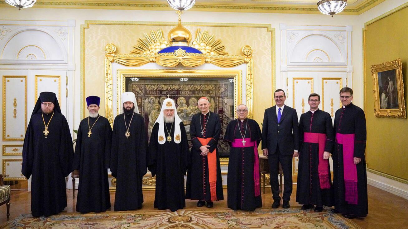 image:Image S moskevským patriarchou Kirillem a jeho poradci se setkal kardinál Zuppi v jeho rezidenci v Danilovově klášteře v Moskvě. „Jako křesťané si musíme navzájem pomáhat pochopit, jak jednat,“ řekl kardinál patriarchovi s tím, že v obtížné době je vždy o to důležitější snažit se udržovat dialog.