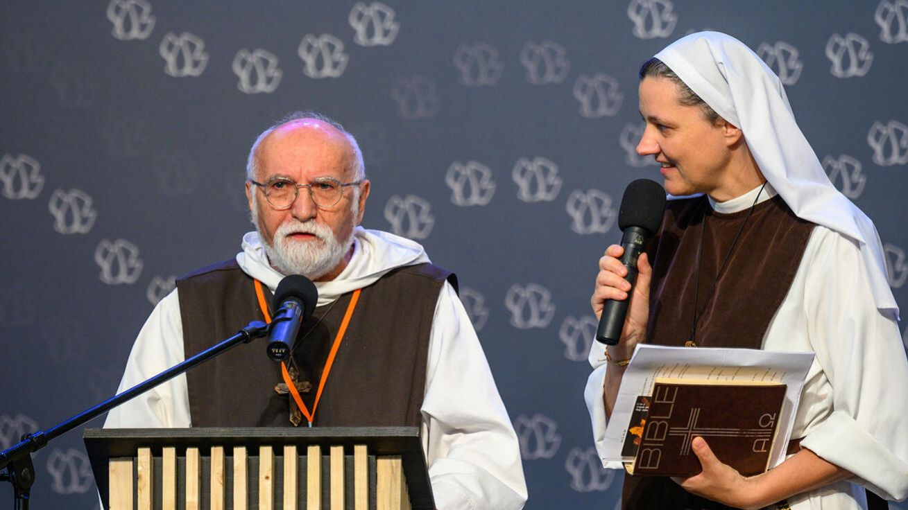 image:Image P. Jacques Philippe a sestra Lucie Kopasová z Komunity Blahoslavenství, která jeho slova překládala na Katolické charismatické konferenci v Brně.