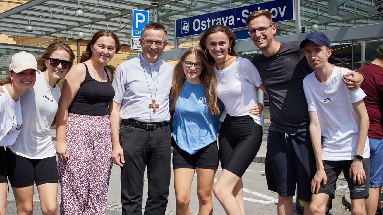 image:Image Toto pondělí odpoledne vyrazily do Portugalska první dva autobusy s mladými lidmi z ostravsko-opavské diecéze. Na cestu jim požehnal biskup Martin David, který se k nim připojí později.