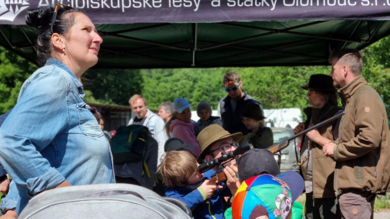 image:Image Počátkem léta pozvali pracovníci ALSOL rodiny s dětmi na „Den s lesníky“ u hájenky v Kroměříži.