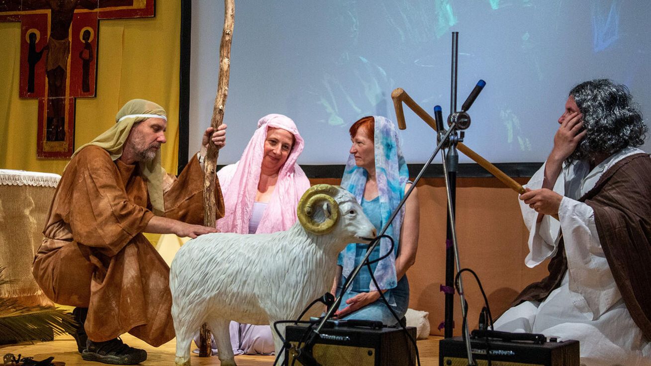 image:Image Program Manželských setkání na Velehradě doplnily i biblické scénky. Ta o Exodu neboli o vyjití z Egypta připodobnila křesťanské manželství k vydání se na cestu.