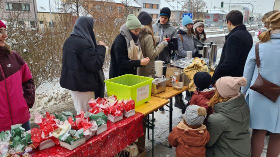 image:Image Získat peníze na cestu do Lisabonu pomohl i zimní jarmark před brněnským kostelem sv. Cyrila a Metoděje.