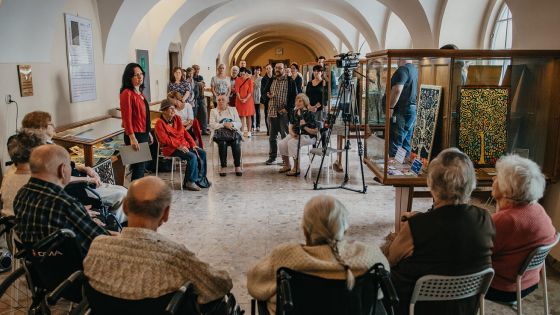 image:Image Z vernisáže výstavy Motivace - klíč k umění žít i tvořit, kde vystavují svá díla klienti Domova pokojného stáří sv. Alžběty. Výstava je do 25. srpna k vidění v 1. patře Studijní a vědecké knihovny v Plzni.