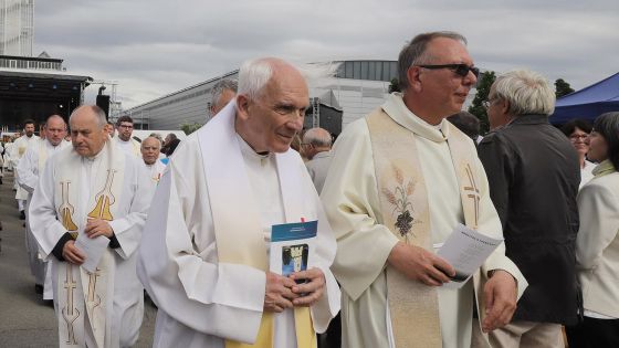 image:Image Po padesáti letech od své primice se P. Mikulášek (81) zúčastnil primiční mše svaté P. Tomáše Zámečníka.