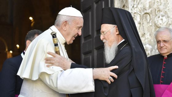 image:Image Ekumenický pravoslavný patriarcha Bartoloměj I. se v červenci 2018 setkal s papežem Františkem v papež ské bazilice sv. Mikuláše v Bari na jihu Itálie na ekumenickém setkání a modlitbách za mír na Blízkém východě.