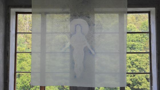 image:Image Na výstavě v Latinské škole kladrubského kláštera lze vidět jak obrazy, tak šperky, plastiky či sochy z taveného skla, to vše s duchovním podtextem Madony či ženy obecně.