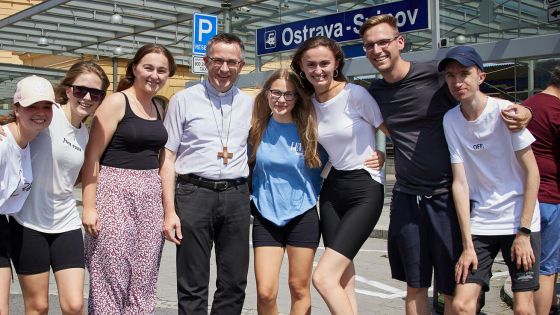image:Image Toto pondělí odpoledne vyrazily do Portugalska první dva autobusy s mladými lidmi z ostravsko-opavské diecéze. Na cestu jim požehnal biskup Martin David, který se k nim připojí později.