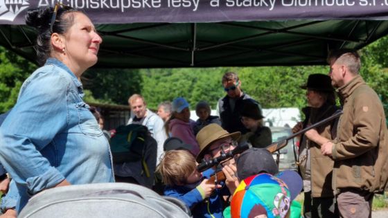 image:Image Počátkem léta pozvali pracovníci ALSOL rodiny s dětmi na „Den s lesníky“ u hájenky v Kroměříži.