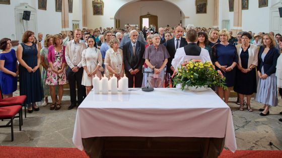 image:Image Při žehnání restaurovaného oltáře a biřmování zaplnili věřící celý kostel sv. Anny v Sedleci u Karlových Varů.