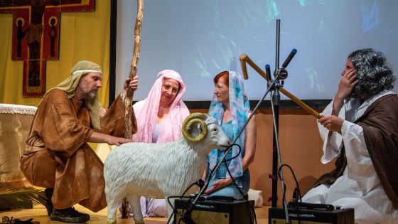 image:Image Program Manželských setkání na Velehradě doplnily i biblické scénky. Ta o Exodu neboli o vyjití z Egypta připodobnila křesťanské manželství k vydání se na cestu.