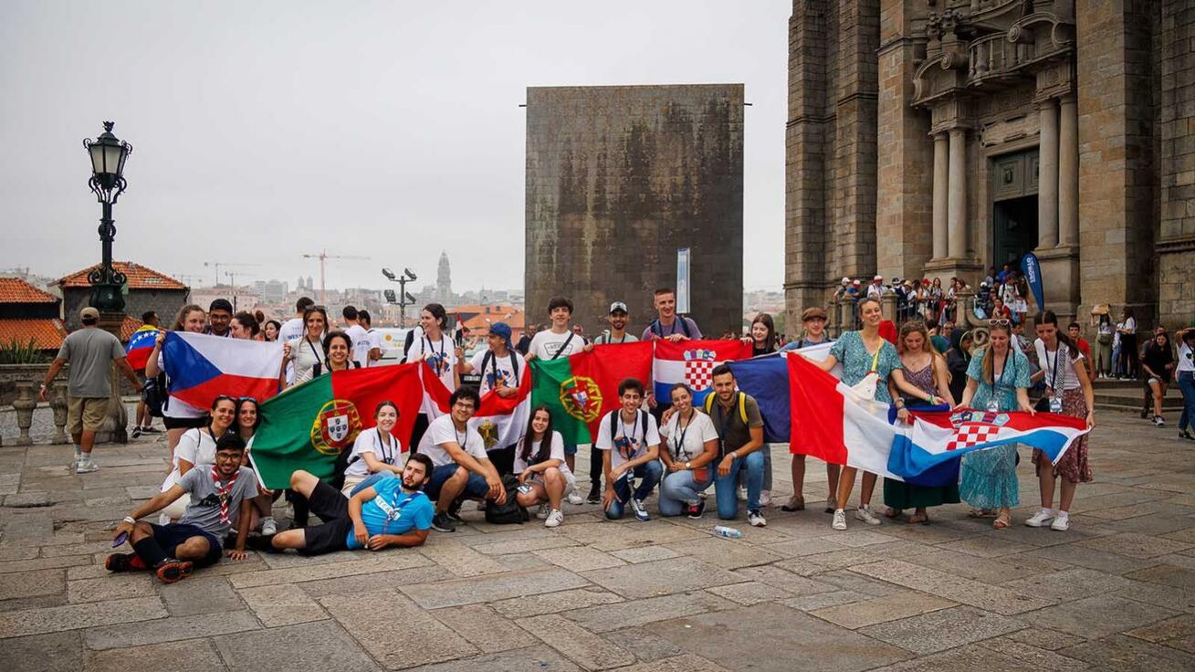 image:Image Národní vlajky patří k oblíbené výbavě poutníků. 