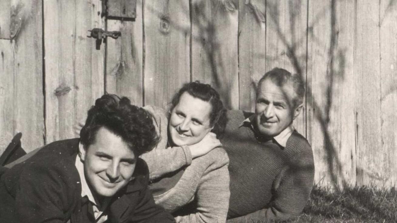 image:Image Šťastné chvíle v bezútěšné době. Karel Skalický s rodiči v Rojšíně (1953) ještě před odchodem do exilu.